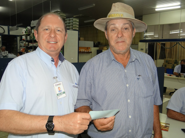 E/D- Gerente Geral da Coamo em Amambai, Wlamir Flávio Ritter repassando chegue da sobra ao cooperado, Albino SpagnoleFoto: Moreira Produções