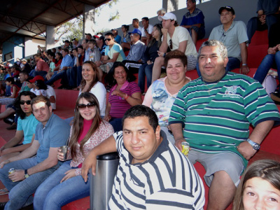 Brito busca investimentos para o estádio Ernesto Landolfi, em Amambai Vereador Brito com a família, assistindo o jogo entre as equipes de Amambai e Sete Quedas, pelo Campeonato Regional, no estádio Ernesto LandolfiFoto: Moreira Produções