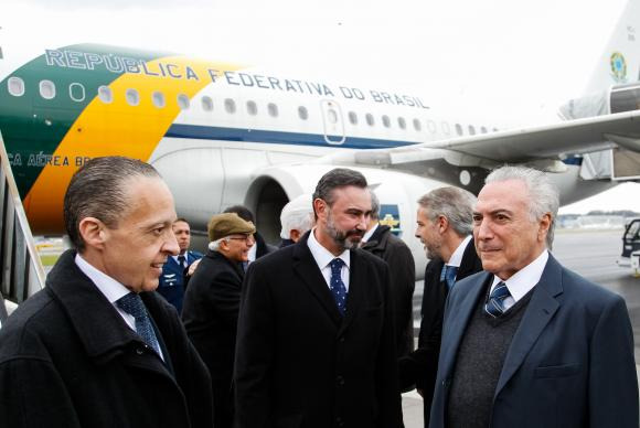 O presidente Michel Temer ao desembarcar na Suíça, onde participa na cidade de Davos do Fórum Econômico Mundial  Foto: Beto Barata/PR