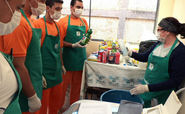 Detentos de Rio Brilhante aprendem a confeccionar produtos de limpeza Com 16 horas/aula, a capacitação teve a participação de 24 internos