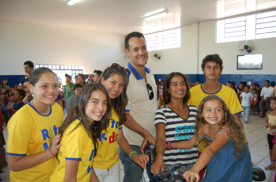 Crianças e adolescentes do Rotary Kids são exemplo em Amambai O presidente 2010/2011 do Rotary de Amambai, Alexandre de Souza, com pequenos rotarianos do Rotakids no Dia das Crianças de 2010.