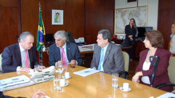 O ministro Rossi se comprometeu com os senadores Delcidio, Moka e Marisa, e todos os deputados federais, a apoiar o pedido de renegociação dos financiamentos rurais em MS.