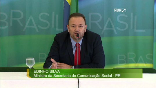 Comunicação de Dilma pelas redes sociais é caminho sem volta, diz Edinho Silva Edinho Silva, disse que a presidenta Dilma Rousseff deve intensificar o diálogo com a população por meio das redes sociais