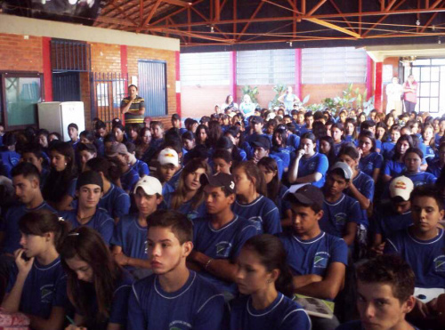 Alunos da Escola Estadual Vespasiano Martins durante a palestra do Comandante Tenente Coronel Escalhar. Foto: 3ª CIPM