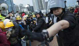 Policiais contém manifestantes pro-democracia em Lung Wo Road, onde fica parte do Governo Central, em Hong Kong Jerome Favre/EPA/Agência Lusa