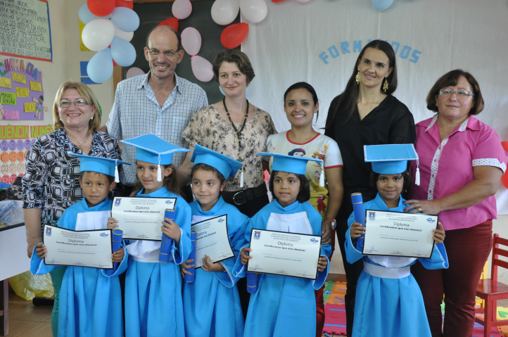 Alunos da Sala Alberto Brandini receberam seus diplomas; Na foto, os formandos com a diretora Antônia Oceny, Sérgio Barbosa, a professora Roseli, Célia Chaparro, Vera Lorensetti e Terezinha Borges / Foto: Assessoria