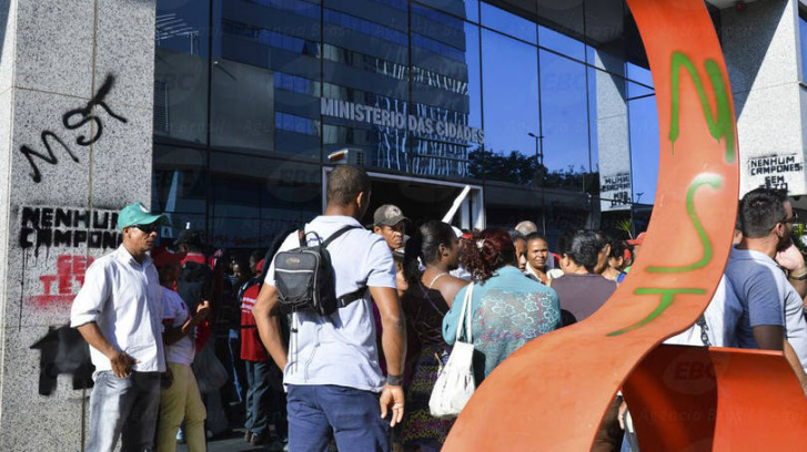 Manifestantes ocupam Ministério das Cidades Integrantes de diversos movimentos sociais do campo ocupam neste momento o prédio do Ministério das Cidades.
