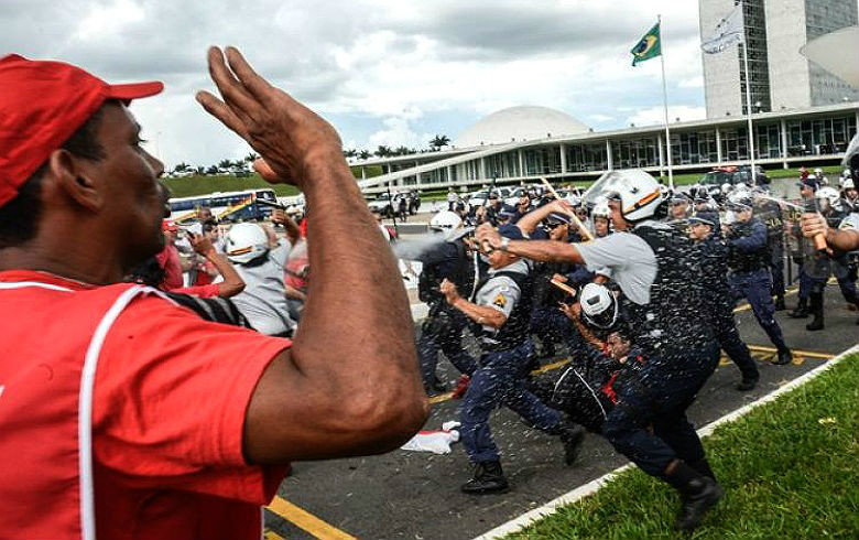 Câmara investe em novos artefatos militares contra manifestações populares Polícia da Câmara agride manifestantes em ato organizado por centrais sindicais contra a terceirização. Violência apoiada e equipada