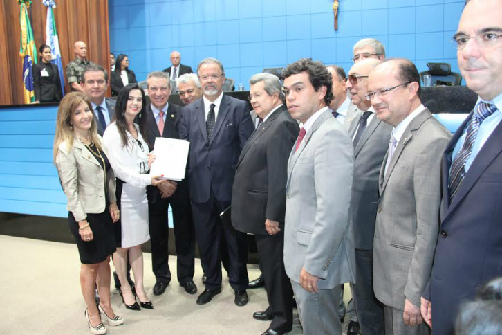 Mara Caseiro entrega relatório da CPI do CIMI ao ministro da Defesa Foto: Divulgação