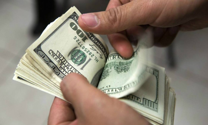 Entrada de dólares em abril supera saída em US$ 13,1 bilhões Entrada de dólares em abril supera saída em US$ 13,1 bilhões