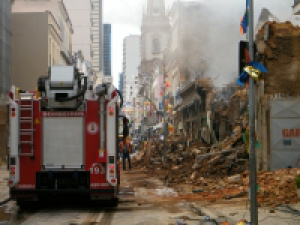 Incêndio atinge dez imóveis na Saara, centro de comércio popular do Rio