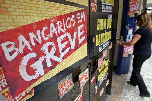 Greve dos bancários entra no segundo dia Greve dos bancários entra no segundo dia