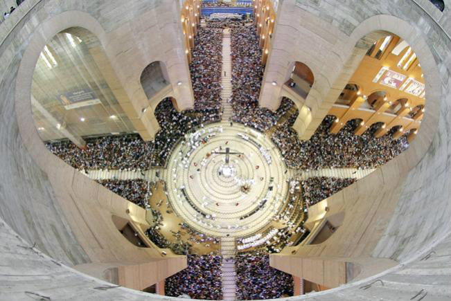 Missa na Basílica de Aparecida reúne 35 mil fiéis Missa na Basílica de Aparecida reúne 35 mil fiéis