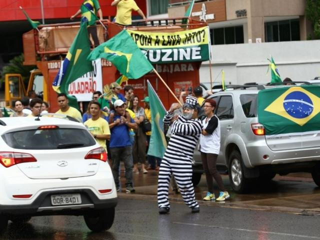 Manifestantes foram à avenida Afonso Pena comemorar condenação de Lula no TRF-4. (Fotos: Saul Schramm)
