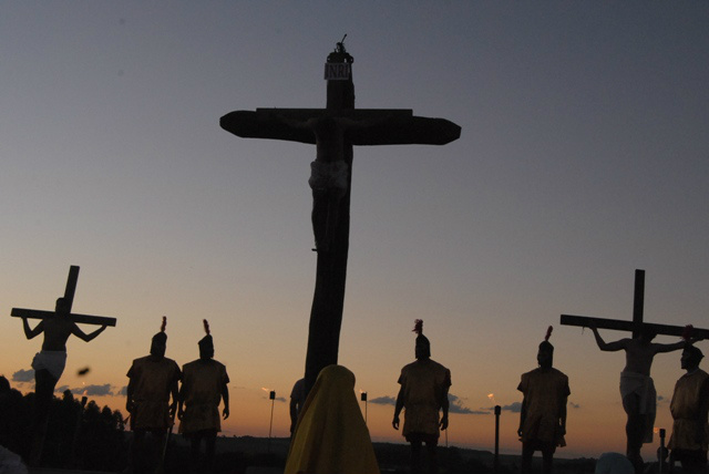 Encenação da Paixão de Cristo por jovens da Igreja Católica de Amambai.