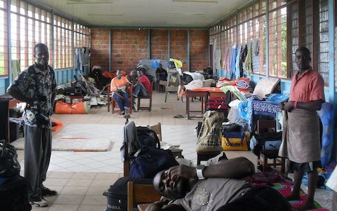 Barrados há 77 dias, haitianos à espera de decisão do Brasil Barrados há 77 dias, haitianos à espera de decisão do Brasil