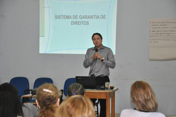 Promotor de Justiça da Comarca de Amambai, Dr. Luiz Eduardo Sant’Anna Pinheiro palestrou durante a oficina. Foto: Decom