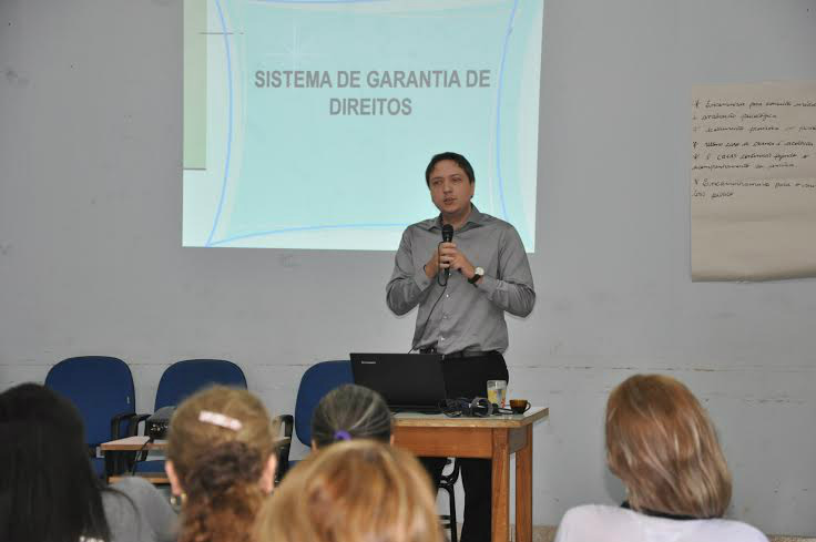 Amambai recebeu oficina sobre serviço de acolhimento de crianças e adolescentes Promotor de Justiça da Comarca de Amambai, Dr. Luiz Eduardo Sant’Anna Pinheiro palestrou durante a oficina. Foto: Decom