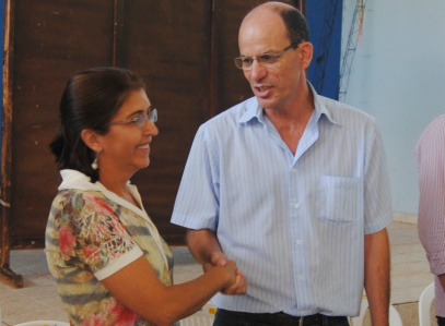 Empossada nova secretária de Assistência Social de Amambai A nova secretária de Assistência Social, Eronildes Saldanha, e o prefeito de Amambai, Sérgio Barbosa.
