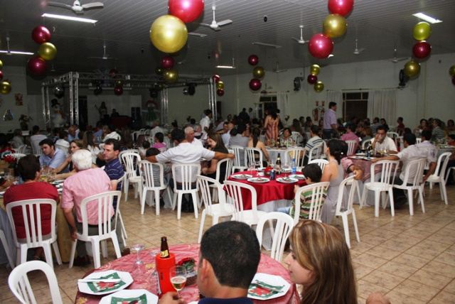 AABB de Amambai realiza jantar de Natal nesta sexta-feira (16) AABB de Amambai organiza nesta sexta-feira (16), seu tradicional Jantar de Natal. Foto: Moreira Produções.
