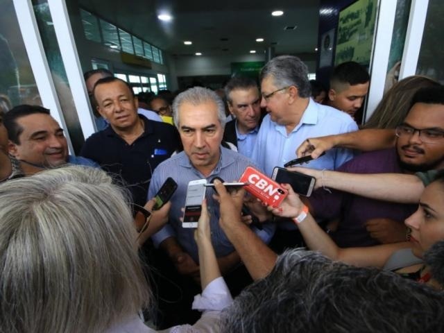 Novo Fundersul garante investimento contra aftosa e em rodovias, diz Azambuja Governador Reinaldo Azambuja (PSDB) durante entrevista coletiva no aeroporto de Corumbá na manhã desta quinta-feira (14) (Foto: Reprodução/ Edemir Rodrigues)