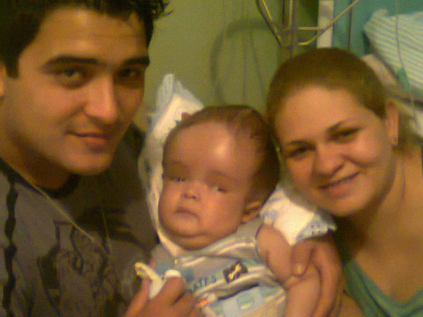 Colaboradores ajudam no tratamento de Kaic, o pequeno guerreiro de Amambai Kaic com seus pais, Klayton Santos e Rosirene Vidal