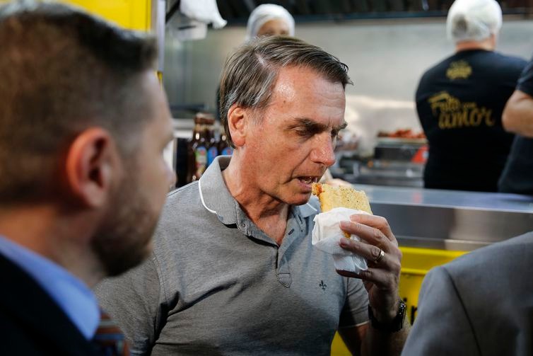 O presidente eleito, Jair Bolsonaro, come cachorro-quente no Hot Dog do Senhor, em Resende, no sul fluminense - Tomaz Silva/Agência Brasil