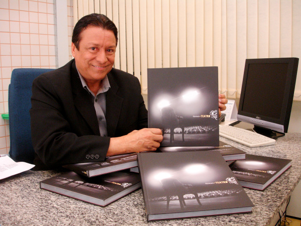 Fundação de Cultura de Mato Grosso do Sul lança o livro “Vozes do Teatro” Fundação de Cultura de Mato Grosso do Sul lança o livro “Vozes do Teatro”