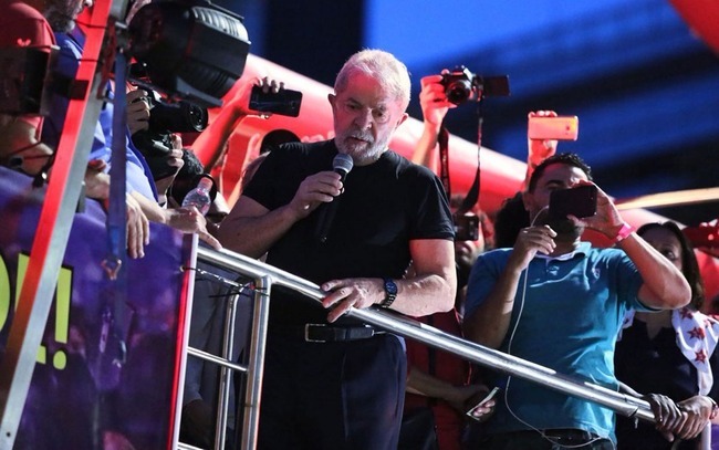'A decisão eu respeito, o que não aceito é a mentira', diz Lula Lula discursa na Praça da República (Foto: Celso Tavares/G1)