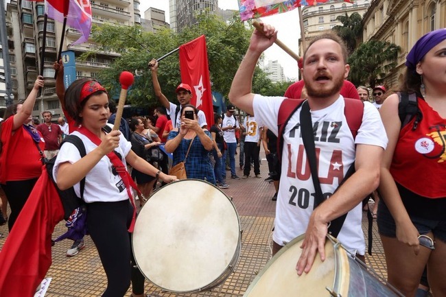 'A decisão eu respeito, o que não aceito é a mentira', diz Lula Manifestantes tocam em ato na República em defesa da Lula (Foto: Celso Tavares/G1)