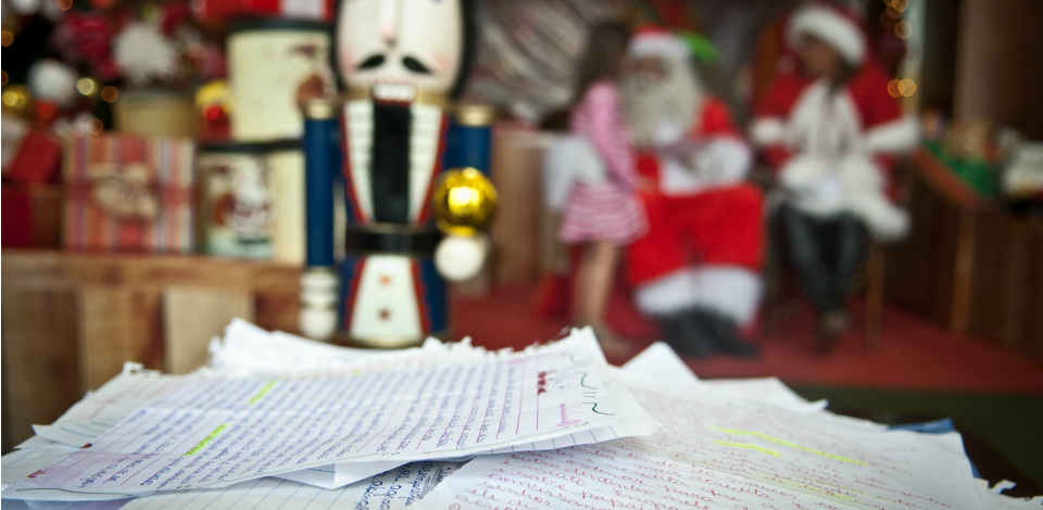 Pedidos ao Papai Noel dos Correios emocionam milhares de pessoas Mais de 400 mil cartinhas já foram adotadas - Foto: Reprodução/Agência Brasil