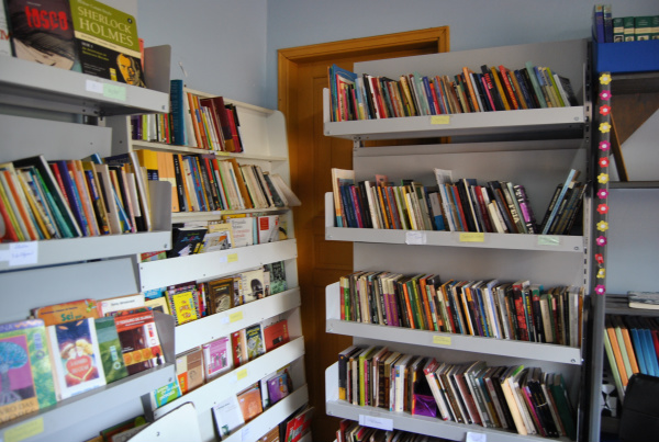 Organizada mediante ação de uma bibliotecária, a sala onde são guardados os livros na Escola Estadual Fernando Corrêa ainda não é suficiente para suprir a necessidade de uma biblioteca. Foto: Moreira Produções.