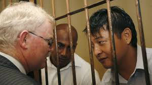 Austrália pede à Indonésia clemência para dois traficantes condenados à morte