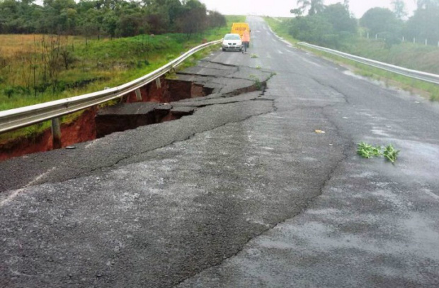 Rodovia que dá acesso à cidade de Paranhos está interditada Desmoronamento interdita único acesso pavimentado de Paranhos Foto: Vilson Nascimento/A Gazeta News