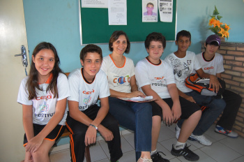 Alunos do Celq fazem identidade para participar de jogos