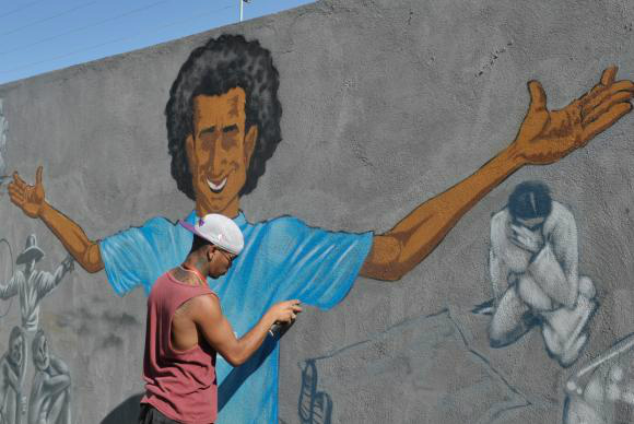 Jovens negros são mais vulneráveis à violência no Brasil, mostra relatório Jovens grafiteiros do DF criam um painel com o tema Juventude Negra e a Paz - Arquivo/José Cruz/Agência Brasil