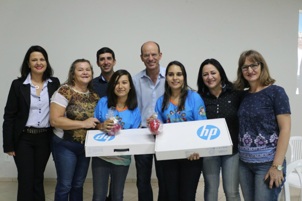 A aluna Verônica Robaldo do 9º ano da Escola Estadual Cel. Felipe de Brum, juntamente com a professora Jéssica Conti Bambil levaram como prêmio um Notebook cada / Foto: Assessoria 