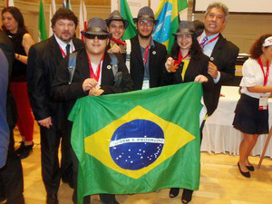 A 2 meses do Enem, medalhistas de olimpíadas dão dicas para o exame Tainá e a equipe que representou o Brasil naOlimpíada de Biologia (Foto: Divulgação)
