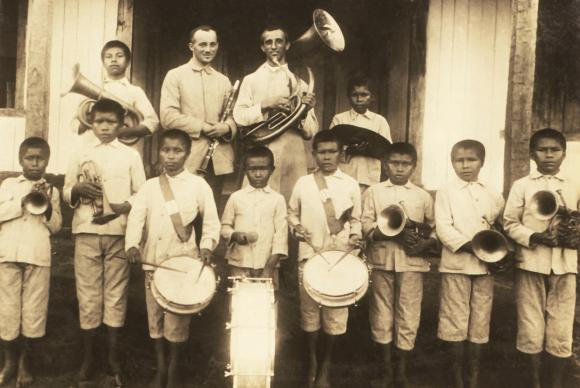 Exposição Itinerários Indígenas mostra obras raras dos séculos 16 ao 21 Aula no orfanato masculino. Missão Salesiana de Barcelos. Rio Negro, Amazonas (1937-50) / Foto: Imagem de divulgação/Arquivo Nacional