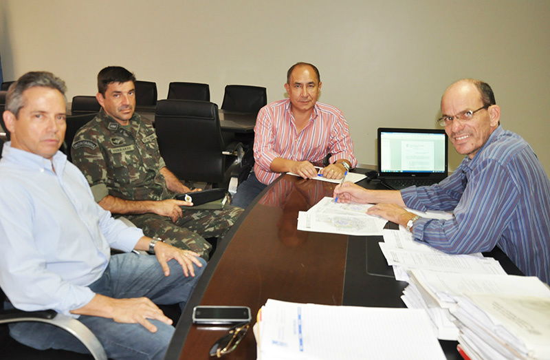 O Prefeito Sérgio Barbosa, junto ao Coronel Ribeiro e Coronel Roberto Martins, da CMO (Comando Regional do Oeste) e o Coronel Ferrarez, ligado ao 17° RCMec, de Amambai / Foto: Decom