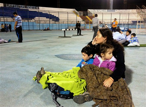 Residentes evacuados para estádio em Iquique após sismo e alerta da tsunami