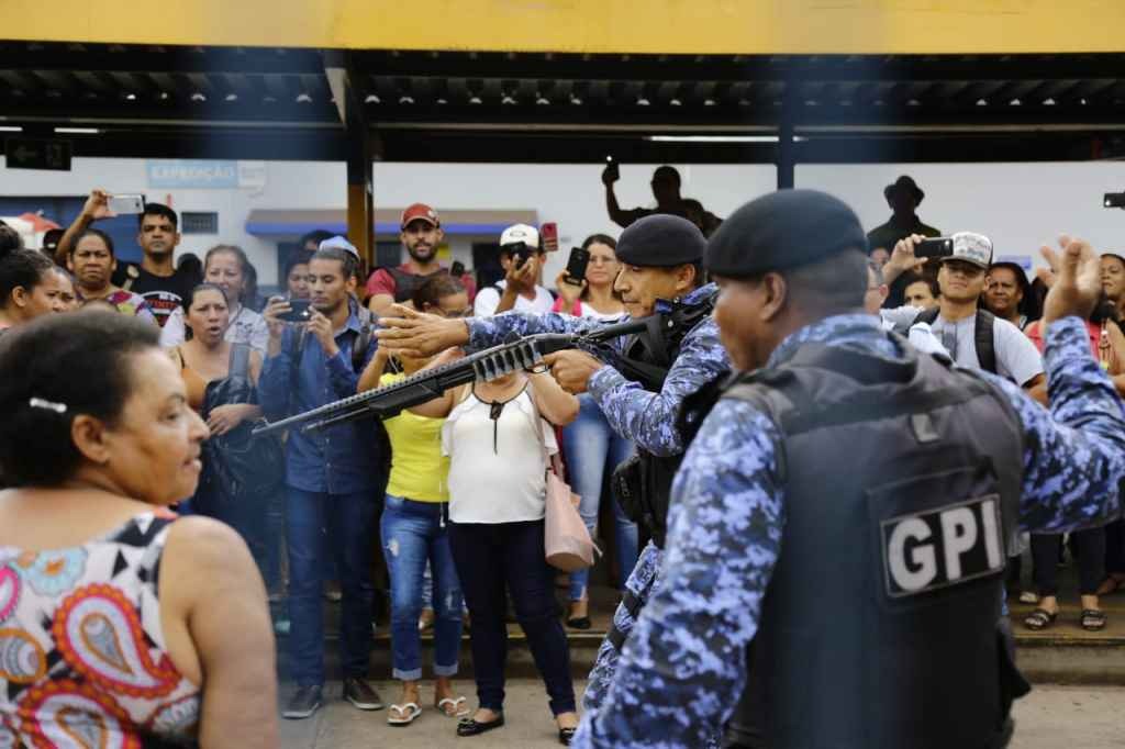 Veja imagens do protesto de mulheres no Terminal Morenão por atrasos Guarda Municipal apontando arma para manifestantes / Foto: Marcos Ermínio, Jornal Midiamax