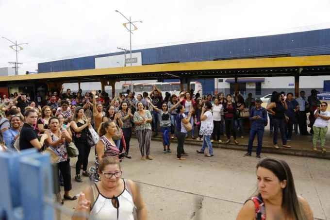 Veja imagens do protesto de mulheres no Terminal Morenão por atrasos Veja imagens do protesto de mulheres no Terminal Morenão por atrasos