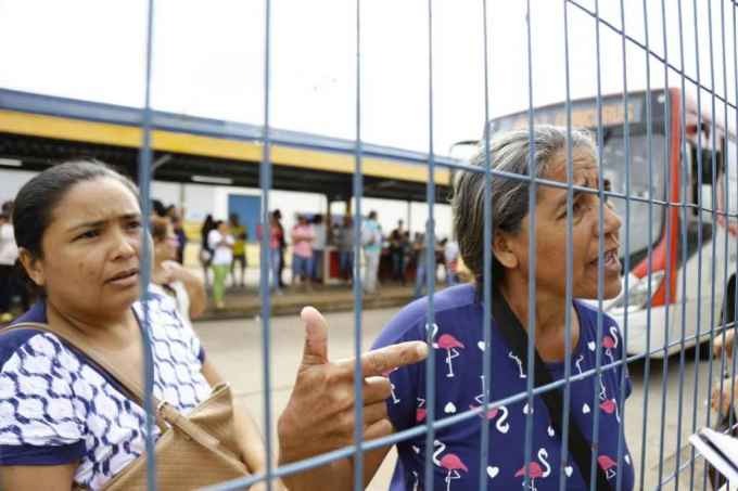 Veja imagens do protesto de mulheres no Terminal Morenão por atrasos Veja imagens do protesto de mulheres no Terminal Morenão por atrasos
