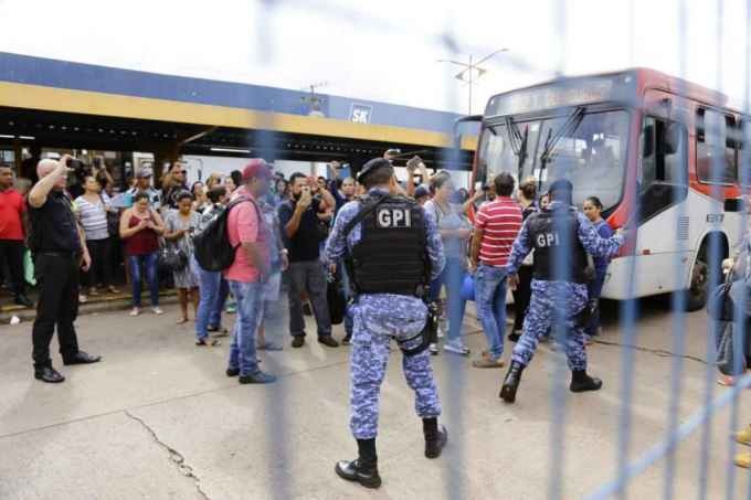 Veja imagens do protesto de mulheres no Terminal Morenão por atrasos Veja imagens do protesto de mulheres no Terminal Morenão por atrasos