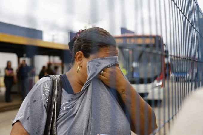 Veja imagens do protesto de mulheres no Terminal Morenão por atrasos Veja imagens do protesto de mulheres no Terminal Morenão por atrasos