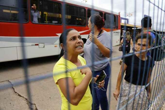 Veja imagens do protesto de mulheres no Terminal Morenão por atrasos Veja imagens do protesto de mulheres no Terminal Morenão por atrasos