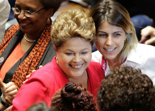 Aprovação de Dilma sobe para 41% em pesquisas do Planalto Aprovação de Dilma sobe para 41% em pesquisas do Planalto
