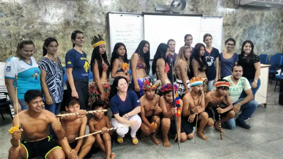 Alunos, coordenadoras e profissionais da escola durante palestra que reuniu mais de 90 alunos adolescentes. (Foto: Divulgação)