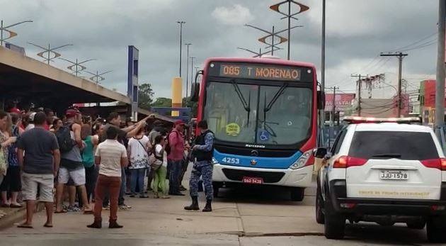 Veja imagens do protesto de mulheres no Terminal Morenão por atrasos Veja imagens do protesto de mulheres no Terminal Morenão por atrasos